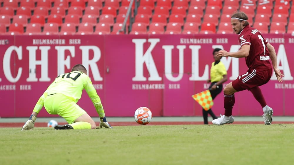 Nürnbergs Lohkemper trifft gegen 1860-Keeper Kretzschmar zum zwischenzeitlichen 3:1.