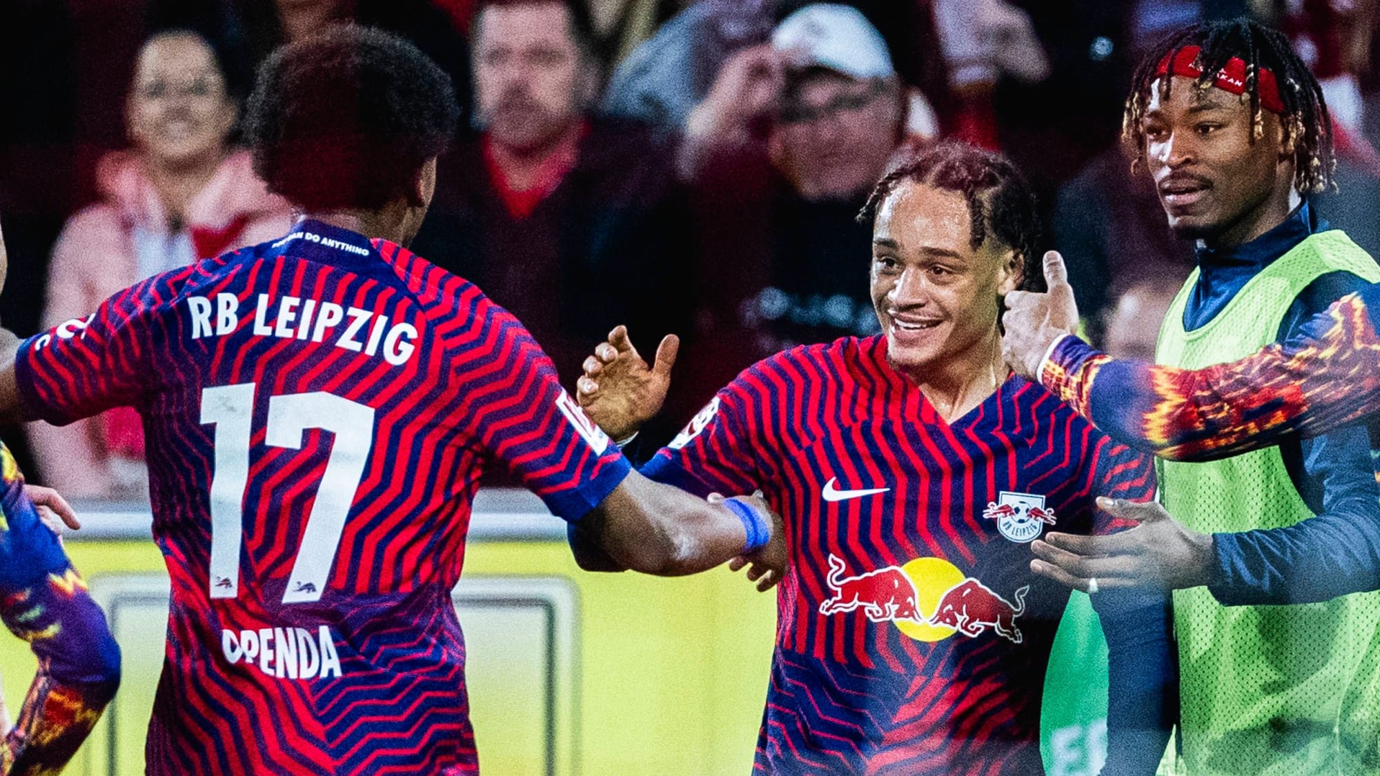 Leipzigs Lois Openda (li.) und Xavi Simons klatschen nach einem Tor ein.