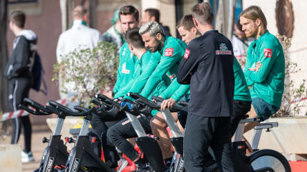 Bremen-Spieler auf dem Fahrrad