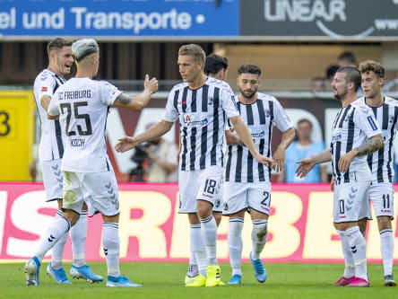 Gut gemacht: Freiburgs Robin Koch (2.v.l.) beglückwünscht Nils Petersen (#18) zu dessen soeben erzieltem 2:1.