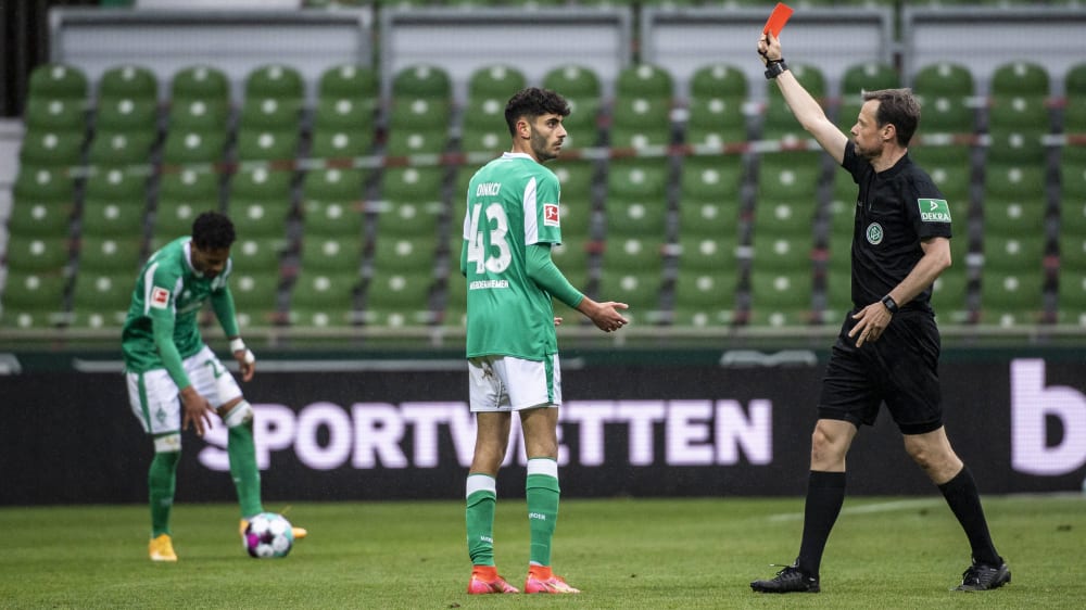 Ungläubiger Blick: Eren Dinkci (#43) sah gegen Leverkusen spät die Rote Karte.