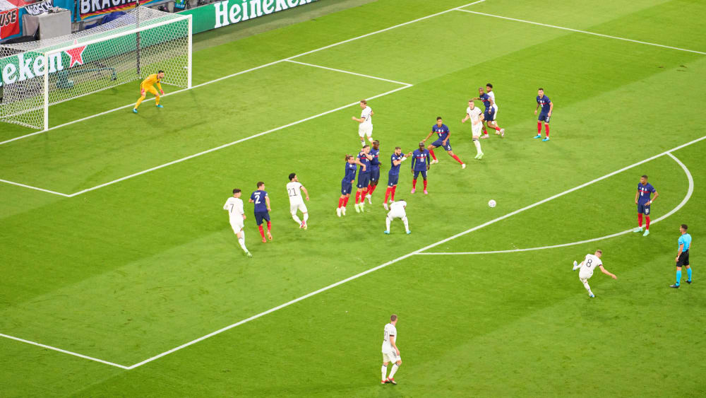 Toni Kroos beim Freistoß gegen Frankreich - Thomas Müller ist schon hinter die französische Abwehrmauer gelaufen.