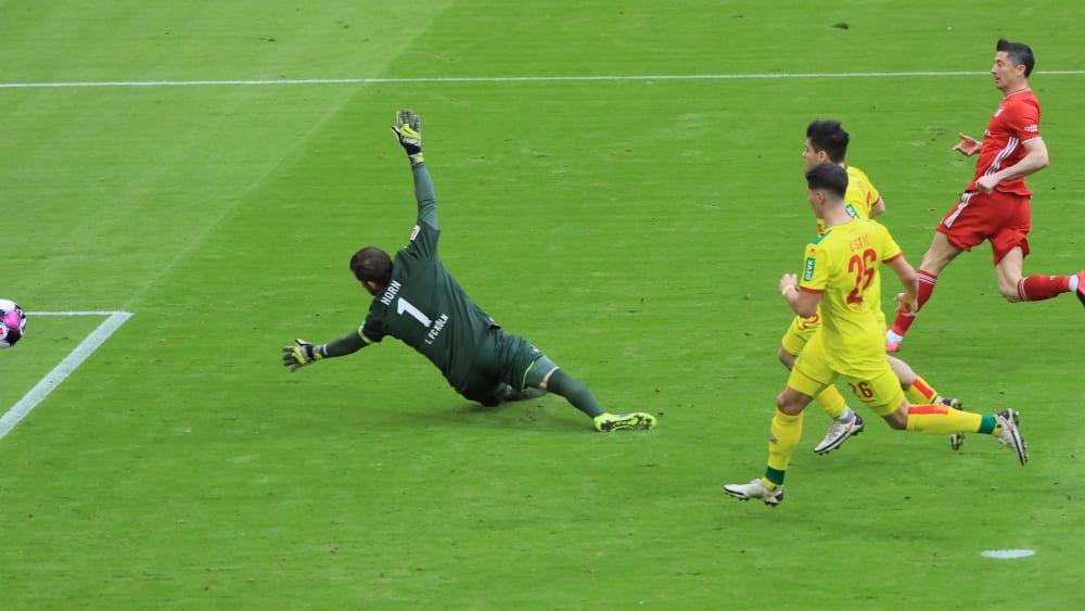 Das 2:0: Robert Lewandowski überwindet Kölns Keeper Timo Horn.