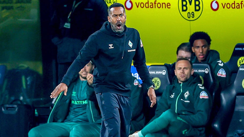 "Sie supporten das Ganze": Werder-Coach Daniel Thioune über die Bankspieler wie Alexander Schlager (re.).