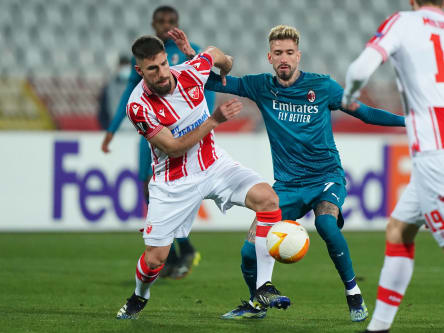 Duell auf Augenhöhe: Belgrads Degenek im Zweikampf mit Castillejo (2.v.r.).
