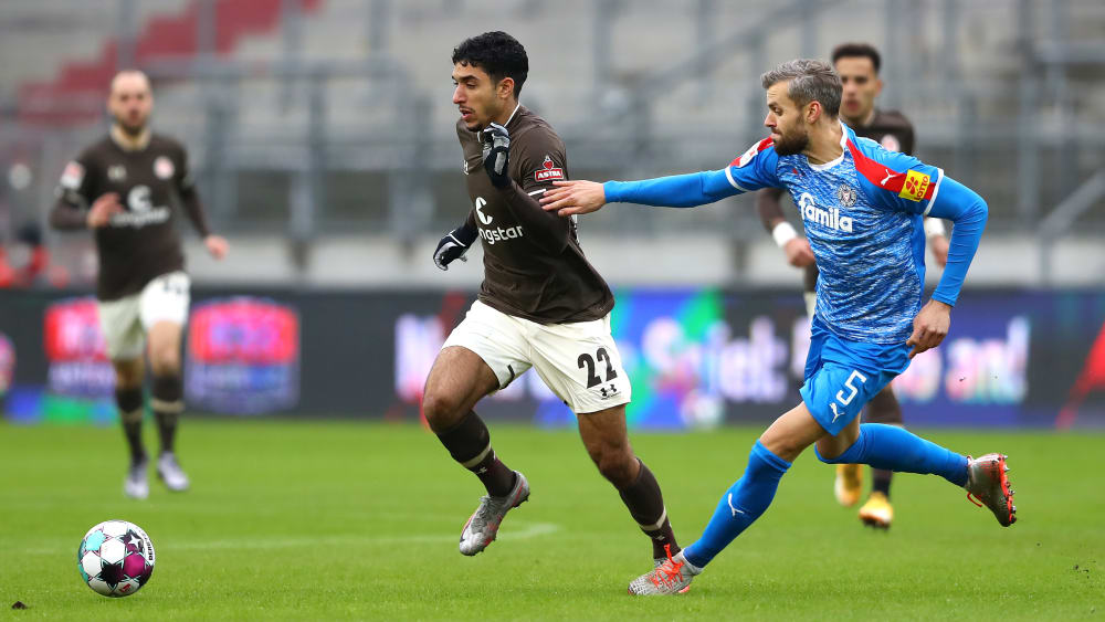 Leihgabe Omar Marmoush (l.) vom FC St. Pauli war für die Kieler kaum zu kontrollieren.