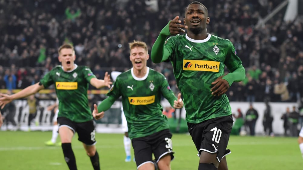 Wieder ein Gladbacher Tor in der Nachspielzeit: Marcus Thuram (re.) bejubelt den Siegtreffer gegen Rom.