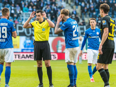 Entsetzen bei Rostock: Referee Konrad Oldhafer entscheidet auf Einwurf, nicht auf Strafstoß gegen 1860