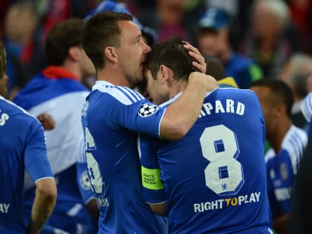 Als wäre dabei gewesen: John Terry genießt nach dem Schlusspfiff den Moment mit Frank Lampard - im Trikot natürlich.