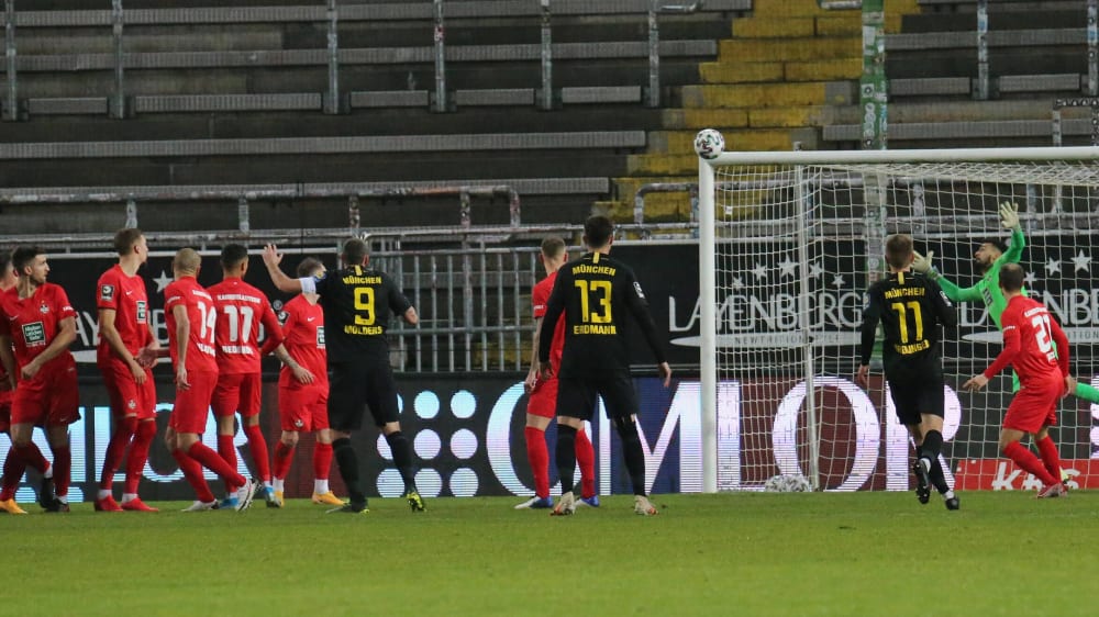 Der Ball senkt sich ins Tor: Richard Neudecker (nicht im Bild) trifft per direktem Freistoß zum 1:0 gegen Kaiserslautern.
