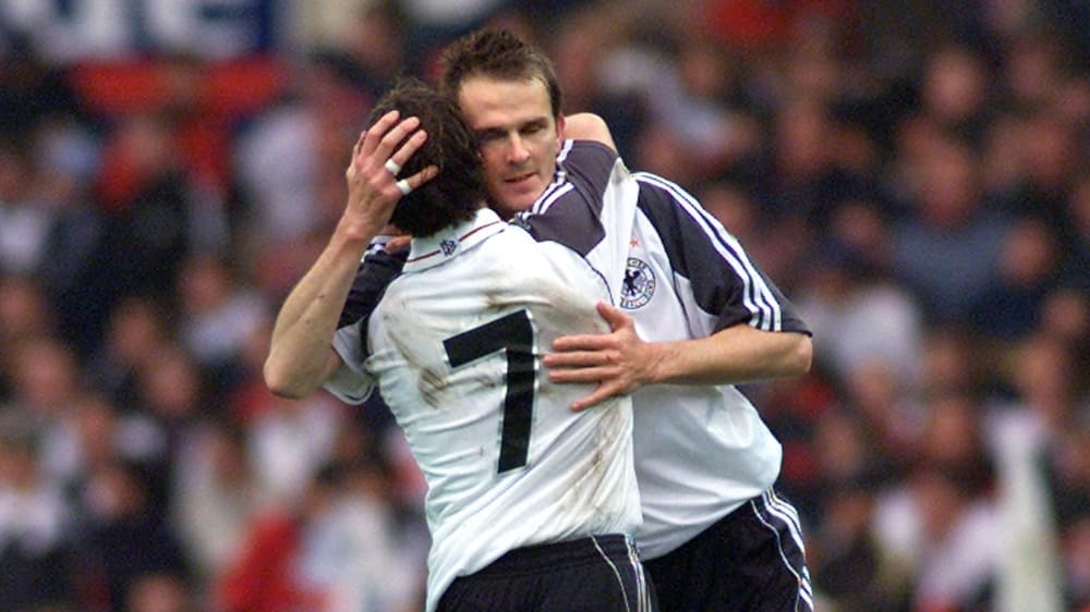 Der 1:0-Siegtreffer im alten Wembley: Torschütze Dietmar Hamann und Gratulant Mehmet Scholl.