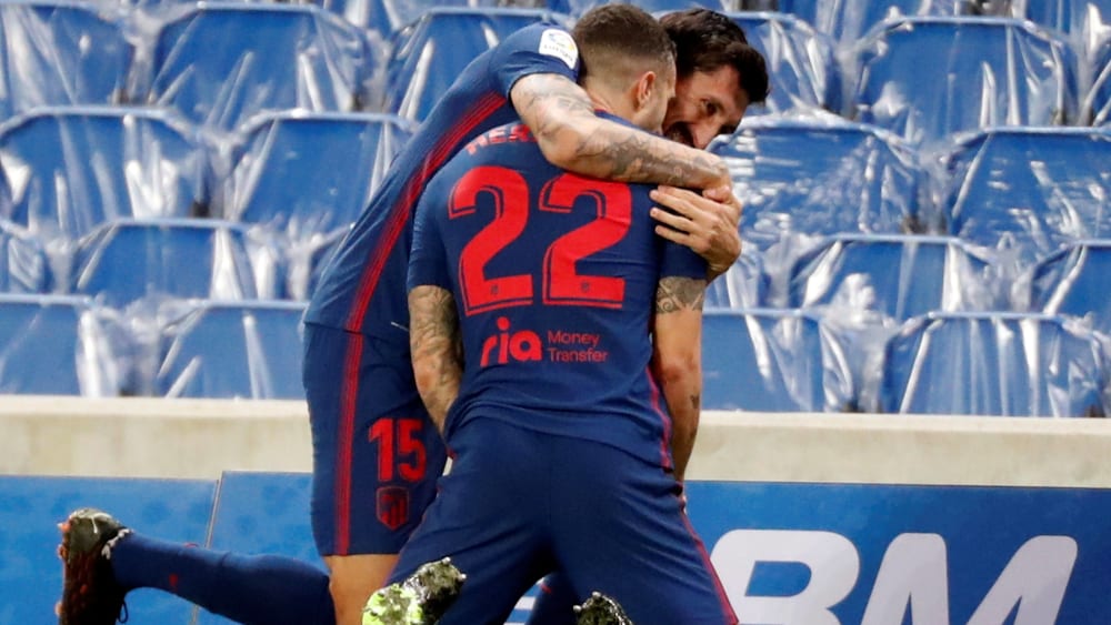 Erste Chance, erstes Tor: Stefan Savic gratuliert Mario Hermoso (#22) zum 1:0.