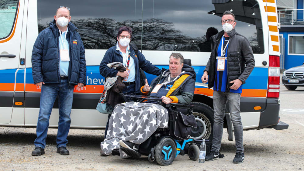 Um dieses Foto geht es nicht, denn das entstand nicht im Stadion-Innenraum, sondern vor dem ASB-Wünschewagen.