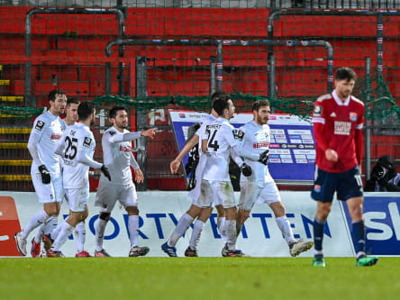 Erfolgreiche Achterbahnfahrt: Verler Spieler beim Torjubel.