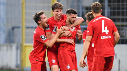 Bayern-Joker Leon Dajaku (Mitte) erzielte den viel umjubelten 2:2-Ausgleich