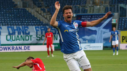 Julian Riedel geht zu Boden