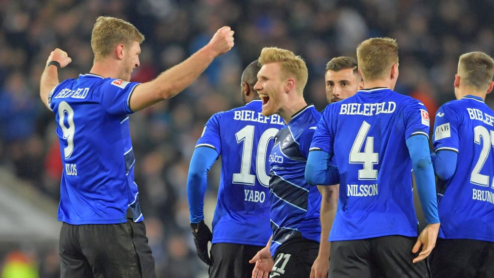 Fabian Klos (li.) feiert Torschütze Andreas Voglsammer (Nr. 21), der die 1:0-Führung besorgte.