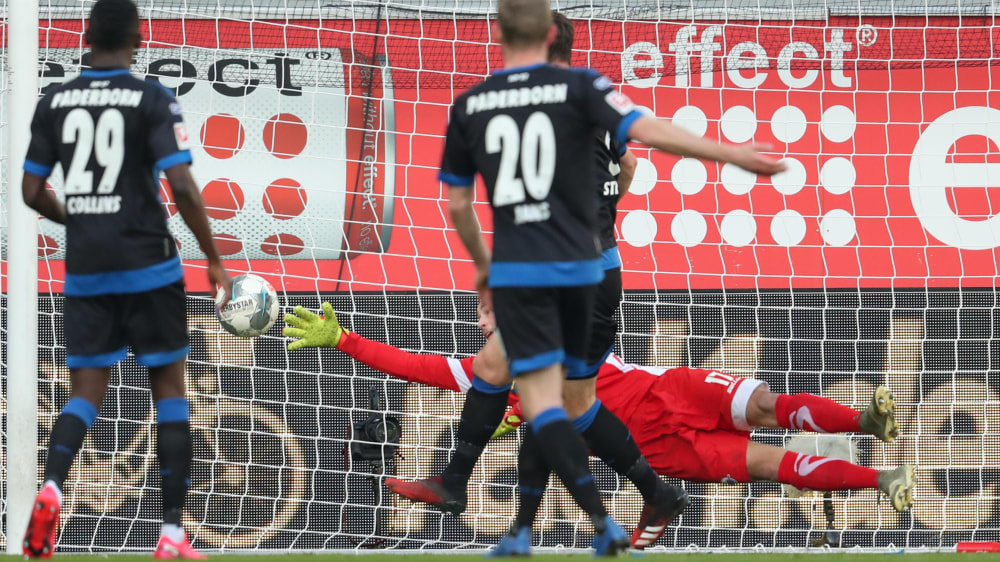Boyata (nicht im Bild) hat geköpft, SCP-Keeper Zingerle streckt sich beim 0:1 vergeblich.