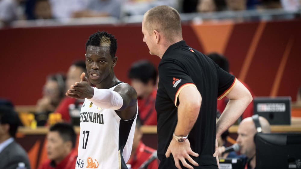 Kann Bundestrainer Henrik Rödl (re.) auf Dennis Schröder bauen?