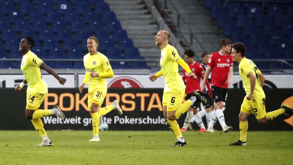 Traumhafter Freistoß: Frank Ronstadt (li.) bejubelt sein Tor zum 1:1.
