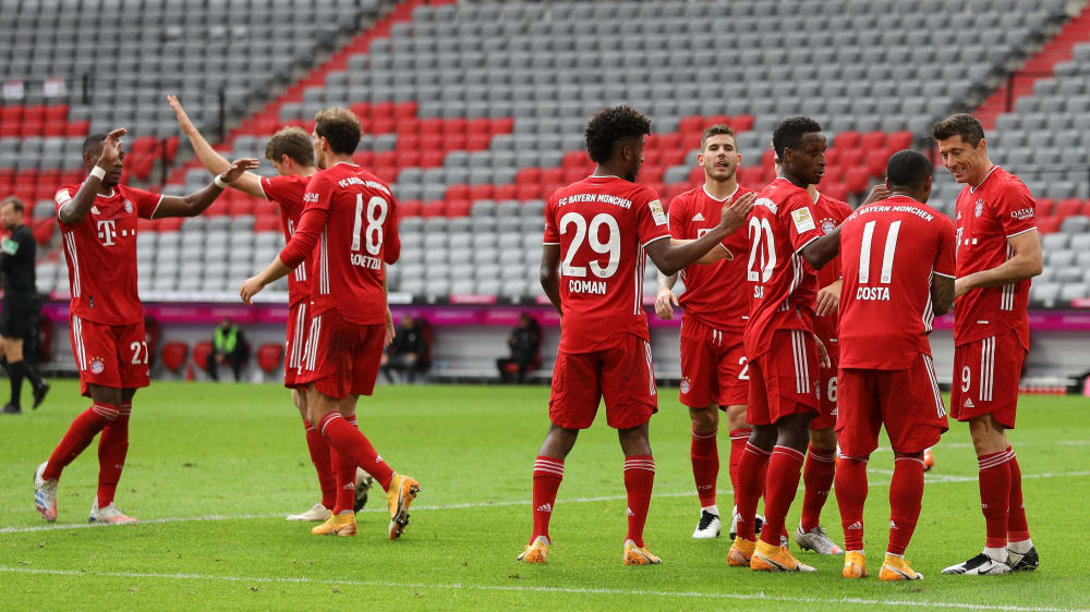 Jubel in Rot: Die Bayern feiern einen ihrer fünf Treffer gegen Eintracht Frankfurt.