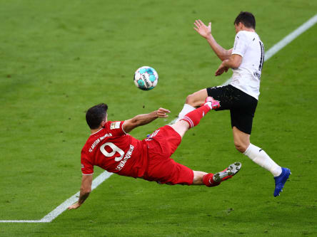 Artistisch: Robert Lewandowski (#9) trifft zum zwischenzeitlichen 3:0.