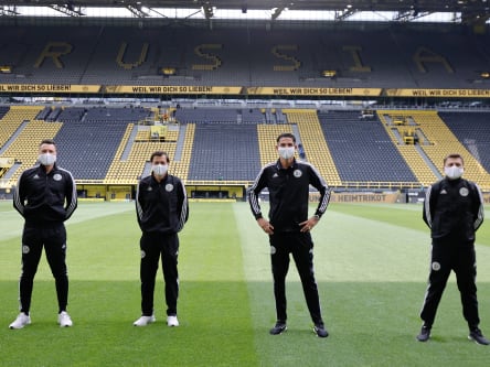 Deniz Aytekin und sein Schiedsrichtergespann präsentiert sich in Dortmund.