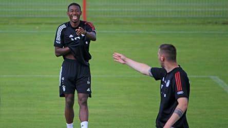 David Alaba scherzt im Training mit Niklas Süle