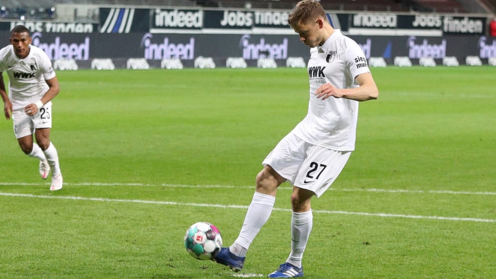 Zu lässig vom Punkt: Alfred Finnbogason vergibt einen Strafstoß in Frankfurt.