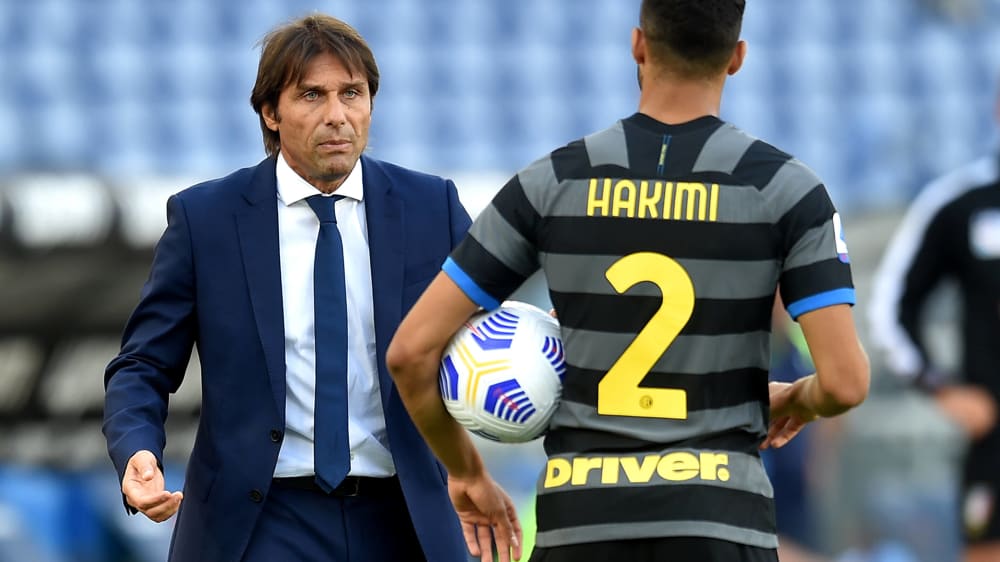 Antonio Conte und Achraf Hakimi sehen sich auf diesem Bild an.