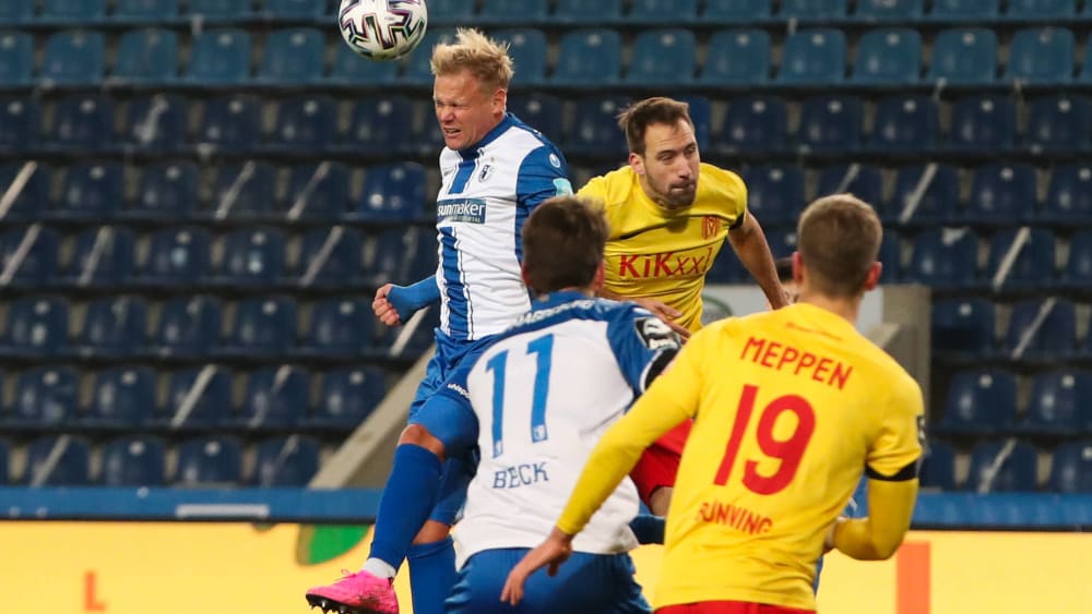 Enges Duell, keine Tore: Magdeburgs S & # 246; Ren Bertram gegen Meppens Steffen Puttkammer.