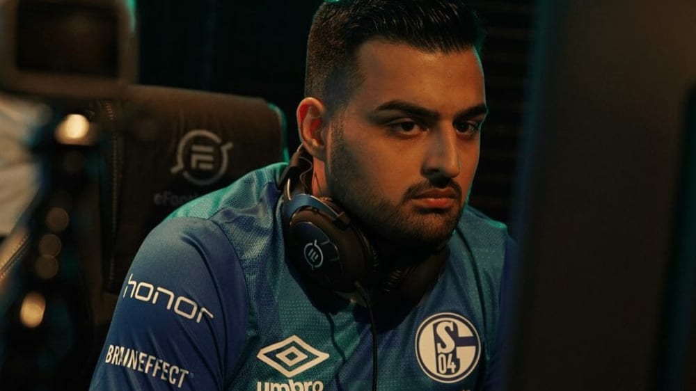Der FC Schalke 04 zieht hauchdünn in die Playoffs der eFootball.Pro ein.