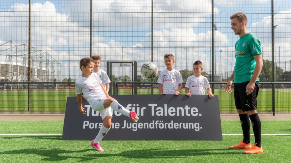 Gladbachs Jugend, hier mit Patrick Herrmann (r.), wird künftig im "Porsche Fohlenstall" ausgebildet.
