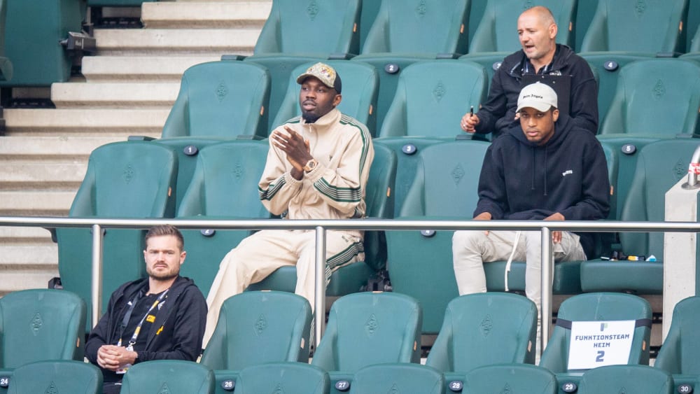 Prominente Tribünengäste im Borussia-Park: Marcus Thuram (l.) und Alassane Plea drückten gegen Wolfsburg die Daumen.