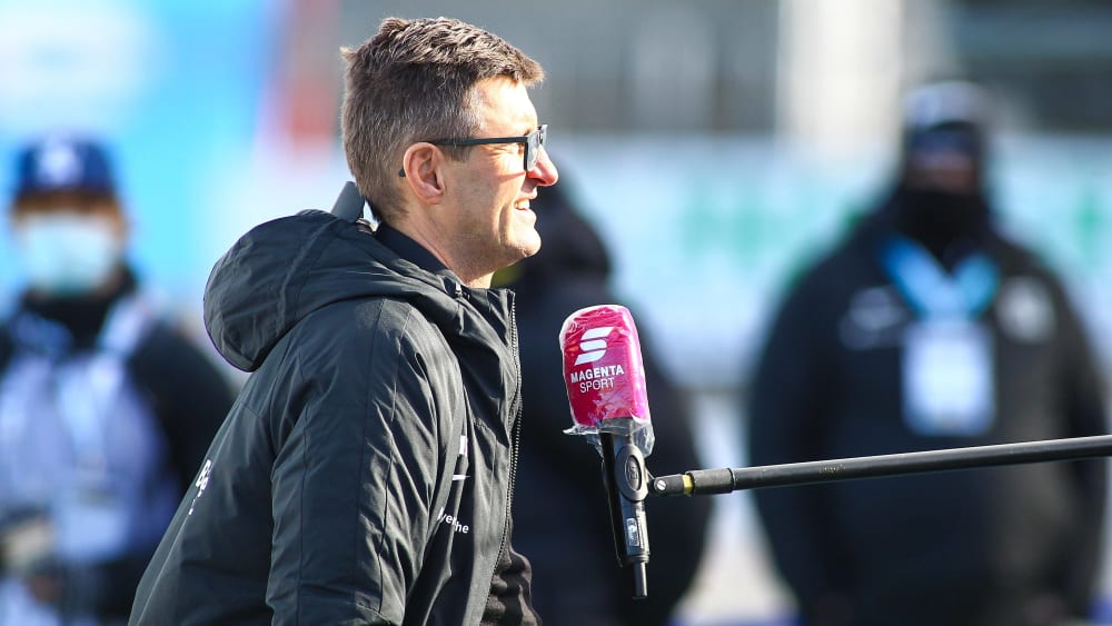Am MagentaSport-Mikro: Löwen-Coach Michael Köllner.