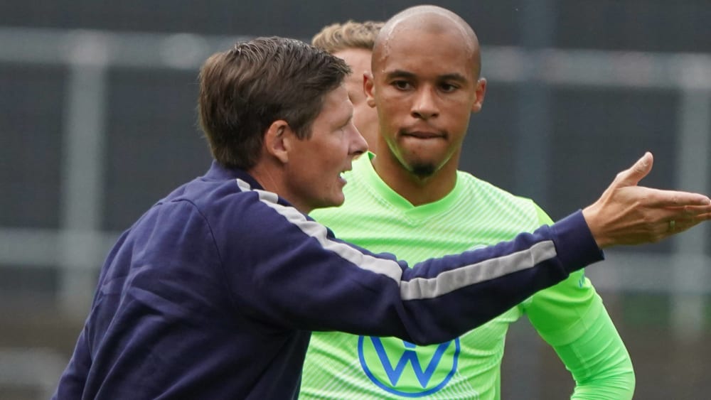 Wolfsburgs Trainer Oliver Glasner (li.) und Marcel Tisserand