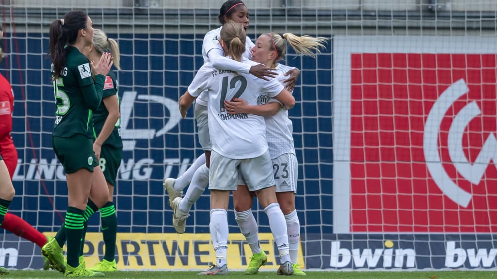 Der FC Bayern München feiert den Ausgleichstreffer von Mandy Islacker (re.).