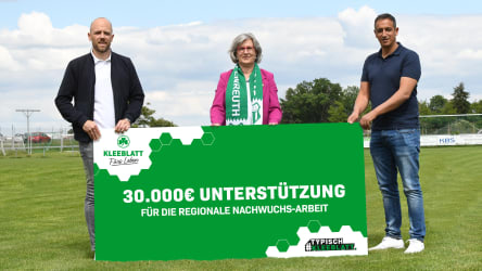 Symbolische Scheckübergabe: Kleeblatt-Geschäftsführer Holger Schwiewagner, Birgit Bayer-Tersch vom SV Poppenreuth und Fürths Sportgeschäftsführer Rachid Azzouzi.