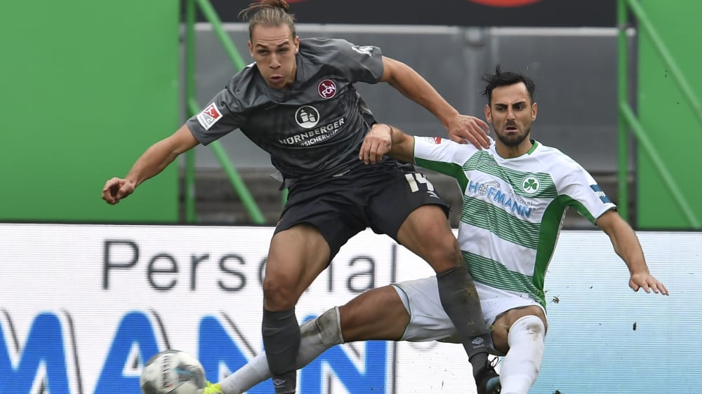 Rassiges Duell: FCN-Stürmer Michael Frey (l.) vs. den Fürther Mergim Mavraj.