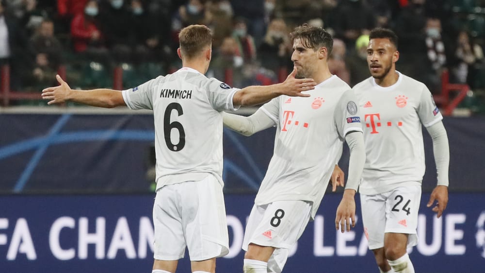 Na, wie hab' ich das gemacht? Joshua Kimmich lässt sich für sein entscheidendes Tor zum 2:1 feiernn