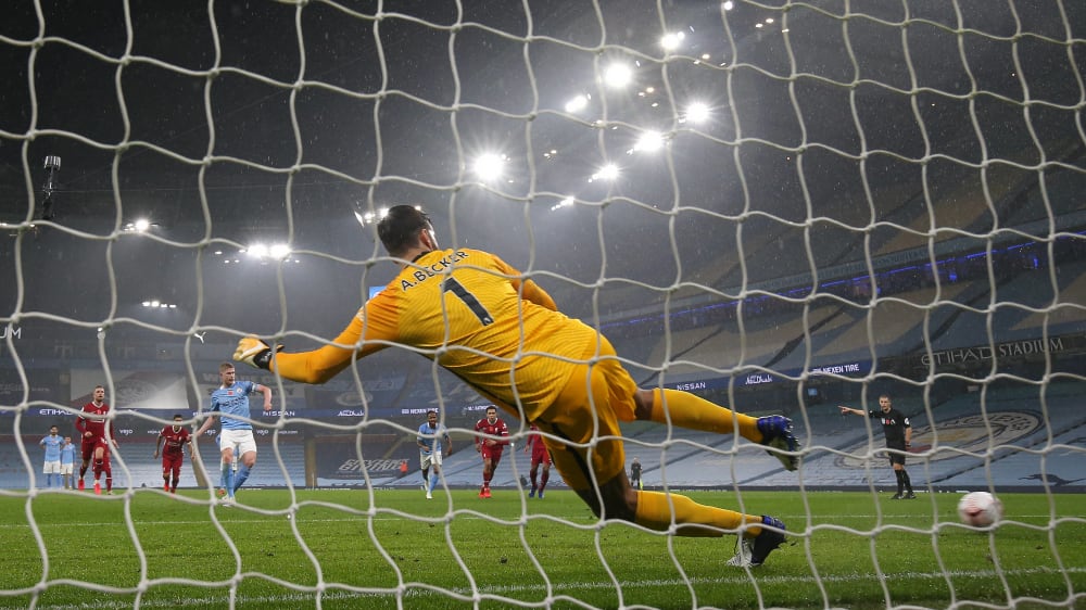 Alisson fliegt ins falsche Eck, doch De Bruyne schießt den Elfmeter vorbei.