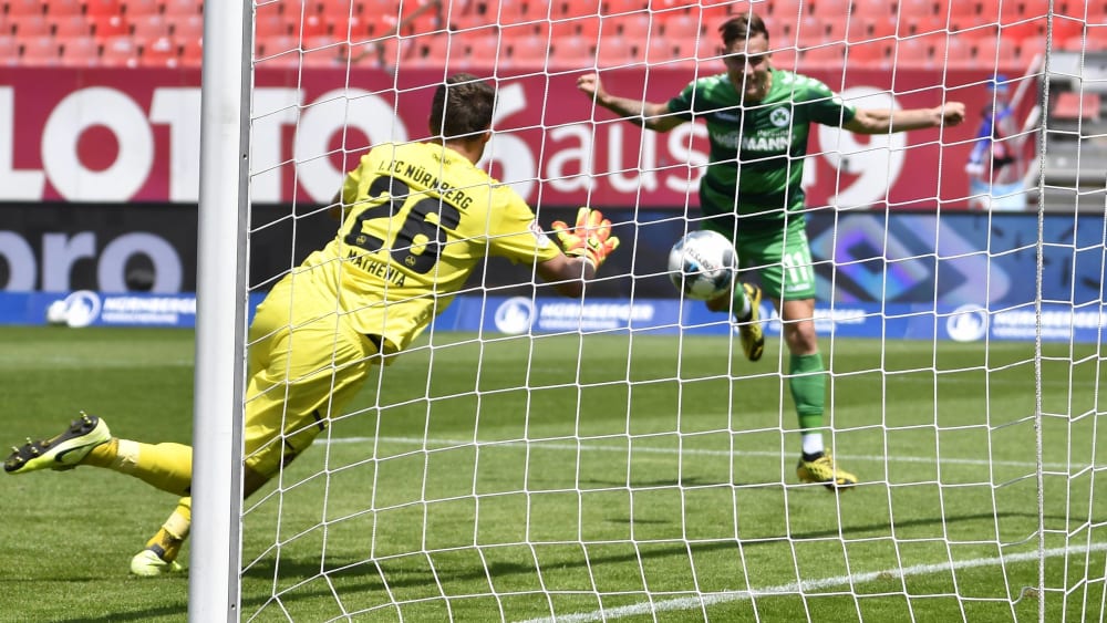 Derbyheld: Fürths David Raum (r.) köpft gegen Nürnbergs Torwart Christian Mathenia zum 1:0 ein.