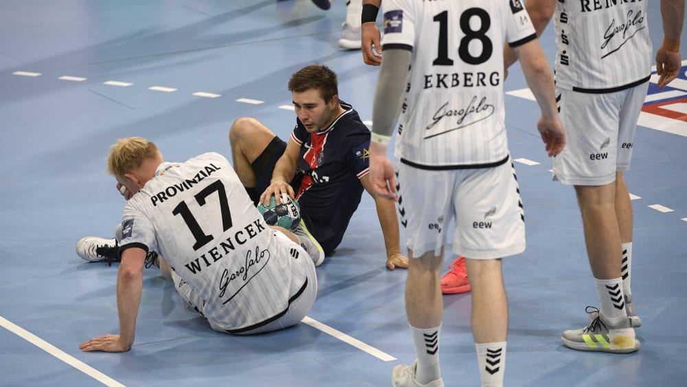 Da war es passiert: THW-Kreisläufer Patrick Wiencek (#17) liegt mit Schmerzen am Boden.