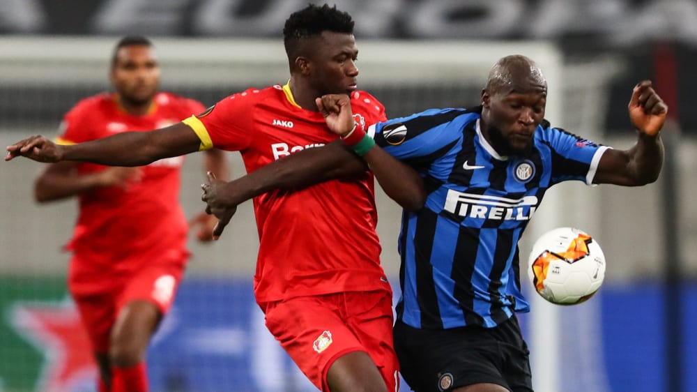 Das Duell des Europa-League-Abends: Edmond Tapsoba vs. Romelu Lukaku.