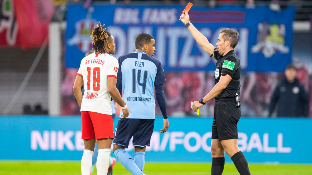 Ungläubiger Blick zurück: Alassane Plea (#14) wird von Referee Tobias Stieler des Feldes verwiesen.