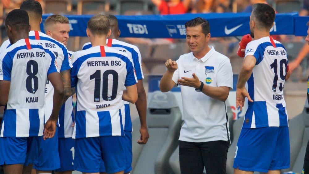 Ansprache an seine Schützlinge: Hertha-Trainer Ante Covic.