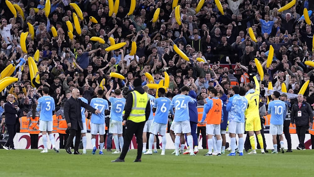 Ausgelassener Jubel vor dem Bananen-Meer: ManCitys Profis und Trainer Enzo Maresca nach dem 3:0 beim FC Liverpool