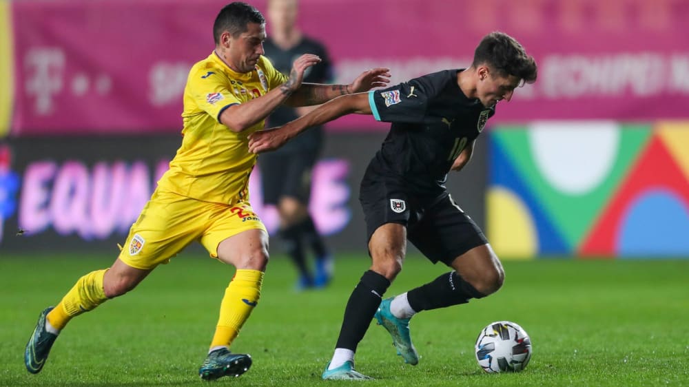 Torschütze für Österreich: Alessandro Schöpf gegen Nicolae Stanciu (li.).