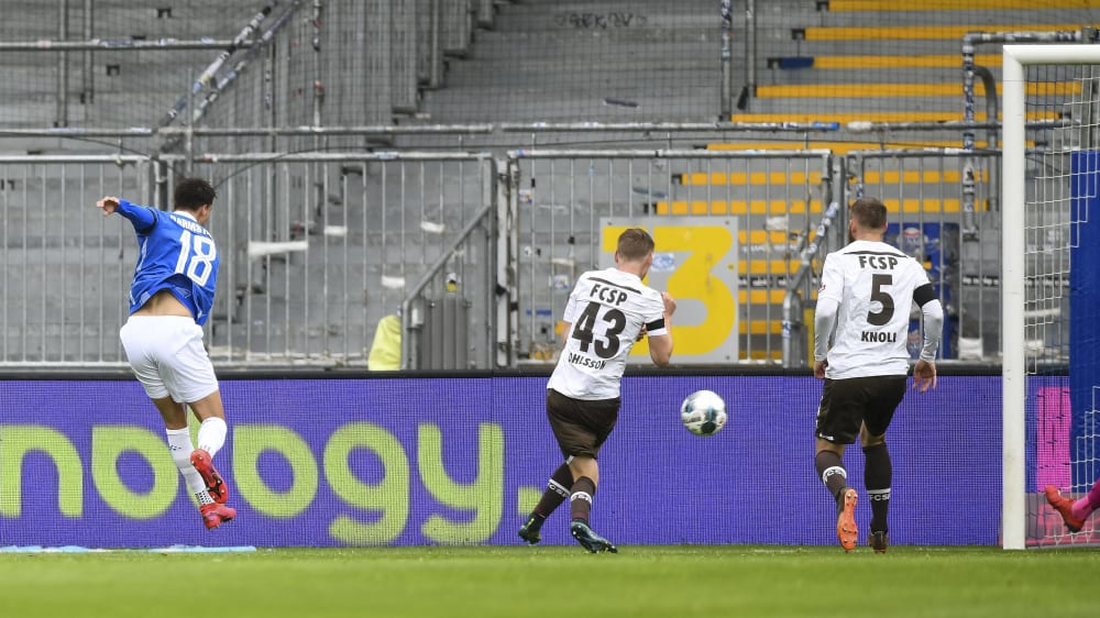 Der zweite Versuch sitzt: Darmstadts Honsak (l.) erzielt mit links das frühe 1:0 und eröffnet den Torreigen.