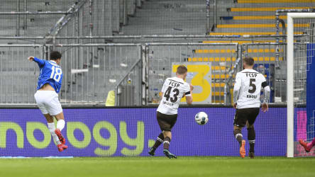 Der zweite Versuch sitzt: Darmstadts Honsak (l.) erzielt mit links das frühe 1:0 und eröffnet den Torreigen.